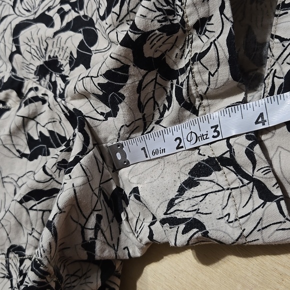 Floral Black and Cream Women's Shorts Ann Taylor Loft Size 6 4" Mid-Rise - Picture 7 of 9